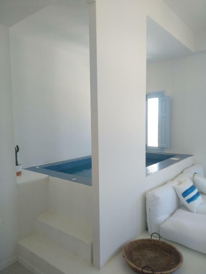 Sol-Mate Suites Иа Екстериор снимка